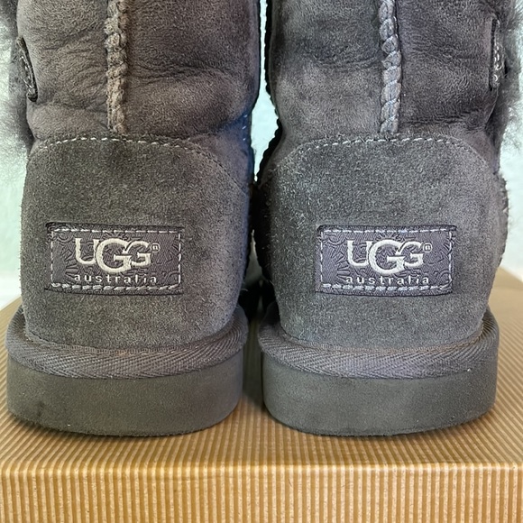 UGGS K Bailey Button Triplet, Size 2 - Picture 12 of 15